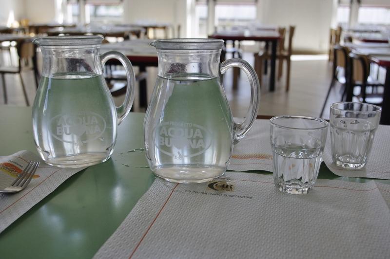 A mensa l'acqua torna in bottiglia