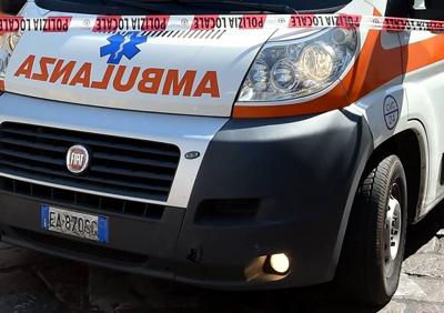 Auto colpisce semaforo poi si ribalta: 4 feriti gravi