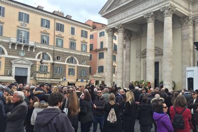 Frizzi, folla commossa ai funerali