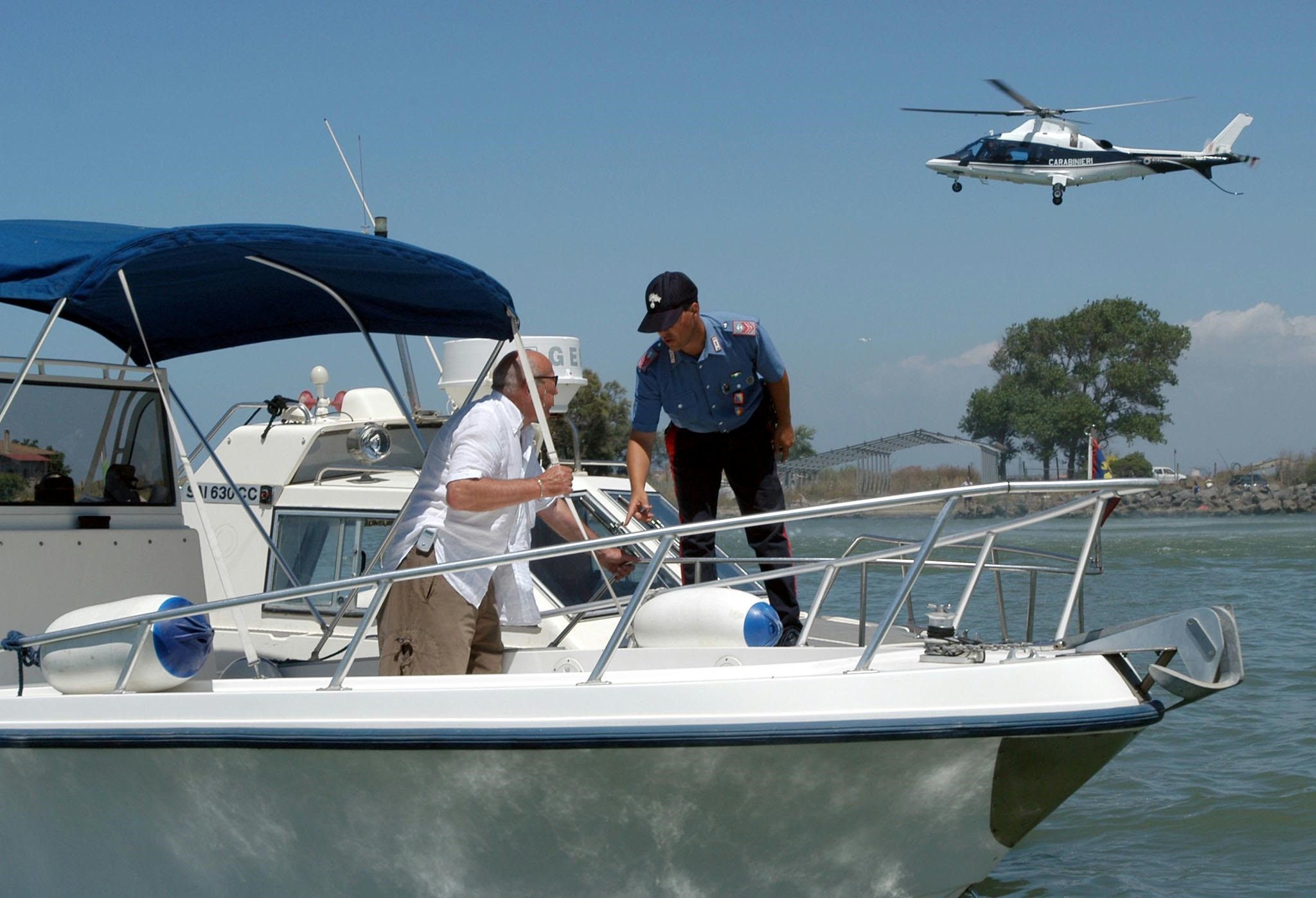 Ostia, controlli dei carabinieri sul Tevere