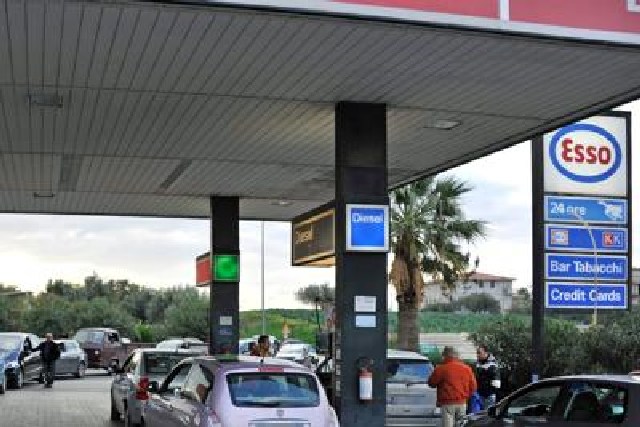 Carburanti, prezzi ancora su: +1 cent a litro su benzina e diesel