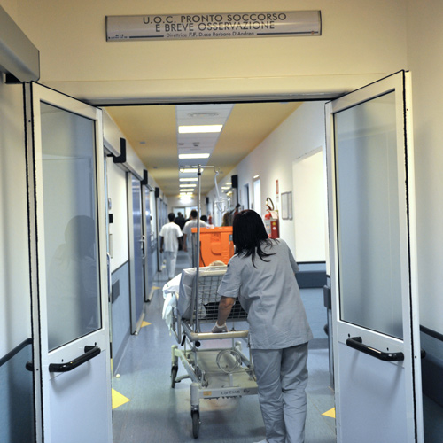 Anziana lasciata senza sorveglianza ed assistenza al pronto soccorso