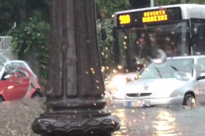 Temporale violento su Roma: metro chiuse. Rinviata alle 16 Lazio-Milan