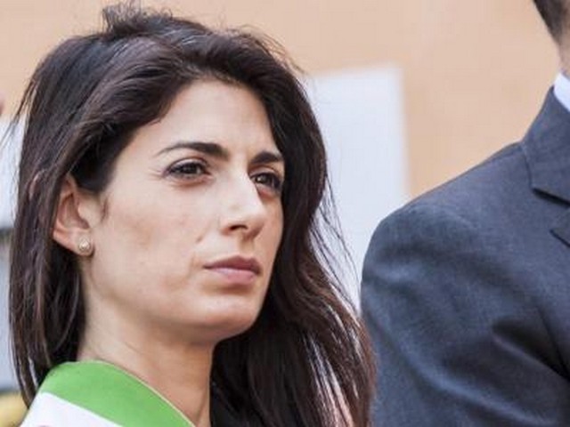 Furia vertici M5S su Raggi: verso richiesta 'reset' staff sindaco