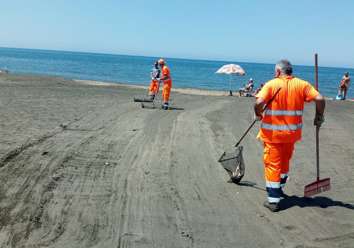Pulizia straordinaria di un tratto di arenile