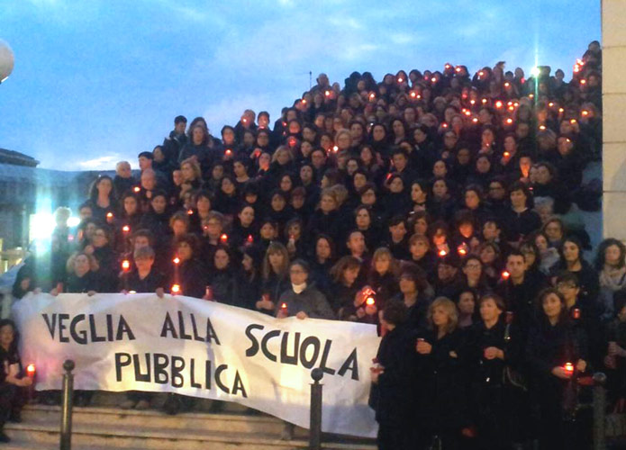 In tanti al flash mob degli insegnanti