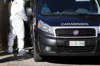 Uccide la madre e poi si impicca