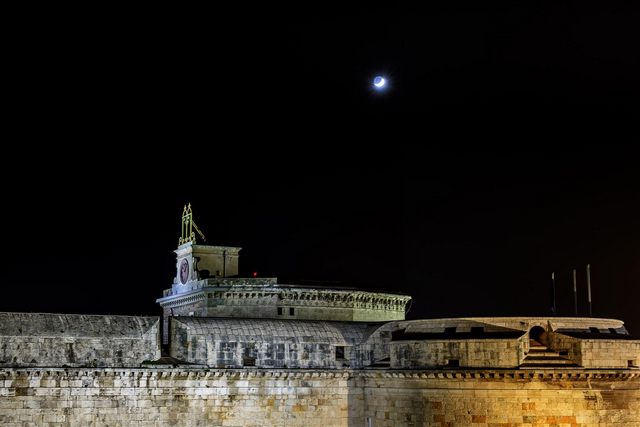 Quarto di luna sul Forte (foto Marcello Tedeschi)