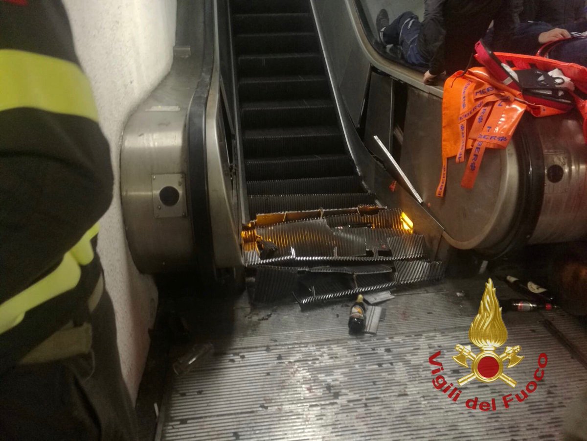 Metro A, crolla una scala mobile a Repubblica: decine di feriti
