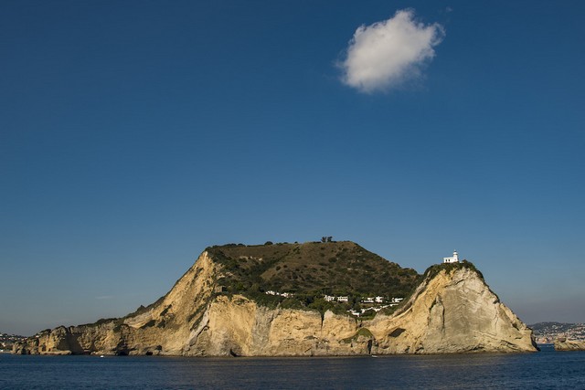 Il faro e la nuvola (foto Angelo Bonarelli)