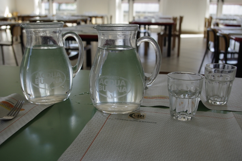 Acqua a mensa: i genitori protestano