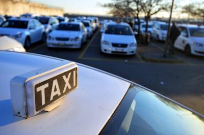 Taxi, Raggi denunciata per concorso in interruzione di pubblico servizio