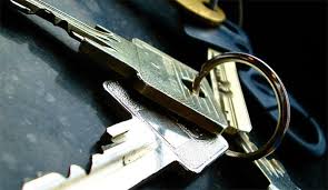 Ladispoli, le rubano la borsa con la tecnica delle chiavi