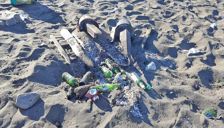 Incivili abbandonano rifiuti nell&rsquo;area kitesurf