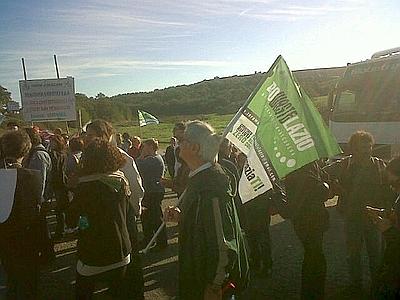 Rifiuti da Roma: sit-in davanti alla discarica di Cupinoro