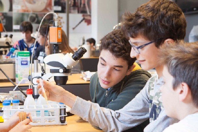 Gli alunni si avvicinano alla scienza