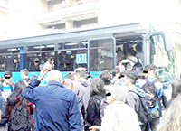 Studenti a piedi, rabbia e insulti