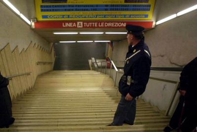 Roma, ragazzo cade su binari metro A e viene urtato da treno: &egrave; grave