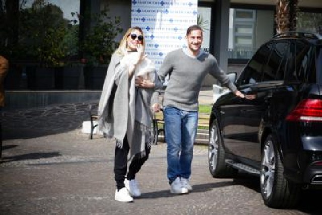 Ilary e la piccola Isabel Totti lasciano la clinica e tornano a casa: le foto