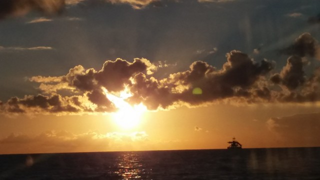 Tramonto sulla torre petrolifera (foto Andrea Giancontieri)