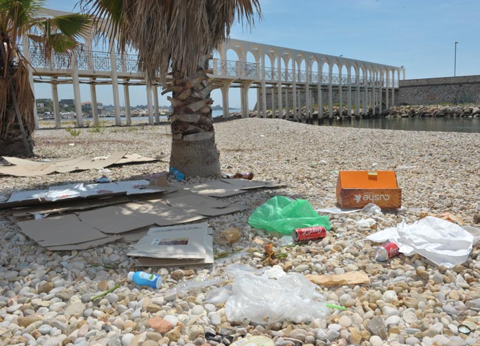 Pirgo: tra bottiglie rotte ed immondizia