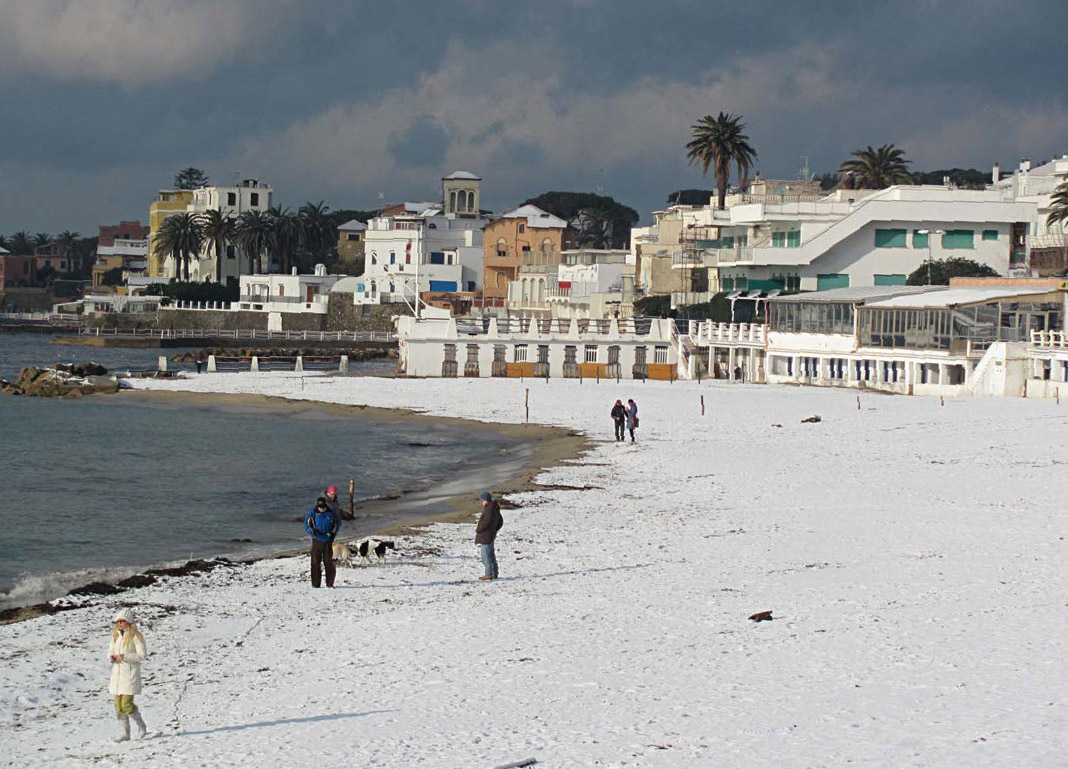 Prociv, sommozzatori, ruspe e bobcat per liberare S. Marinella. Salvato dializzato