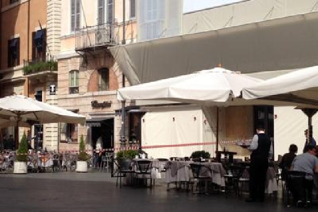 Esplosione al bar Ciampini nel cuore di Roma, muore un dipendente