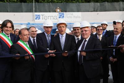 Renzi inaugura il ponte sullo stretto energetico