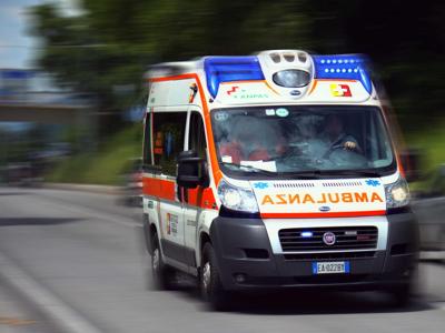 Auto investe pedone: grave 35enne