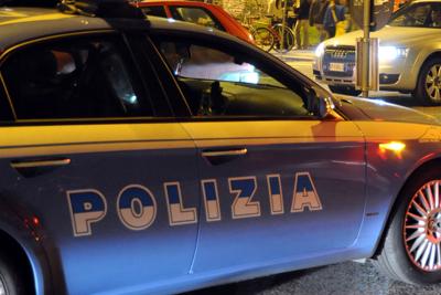 Aggrediscono poliziotti con accetta: agente spara