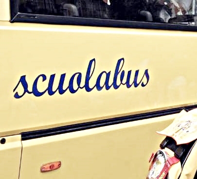 Lo scuolabus lascia a piedi i bambini: &lsquo;&lsquo;salta&rsquo;&rsquo; la gita
