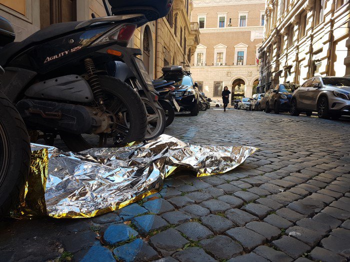 Roma, ambulante muore sul lungotevere dopo blitz anti-abusivi. Gli amici: &ldquo;Investito da Polizia&rdquo;. Questura: &ldquo;Infarto&rdquo;
