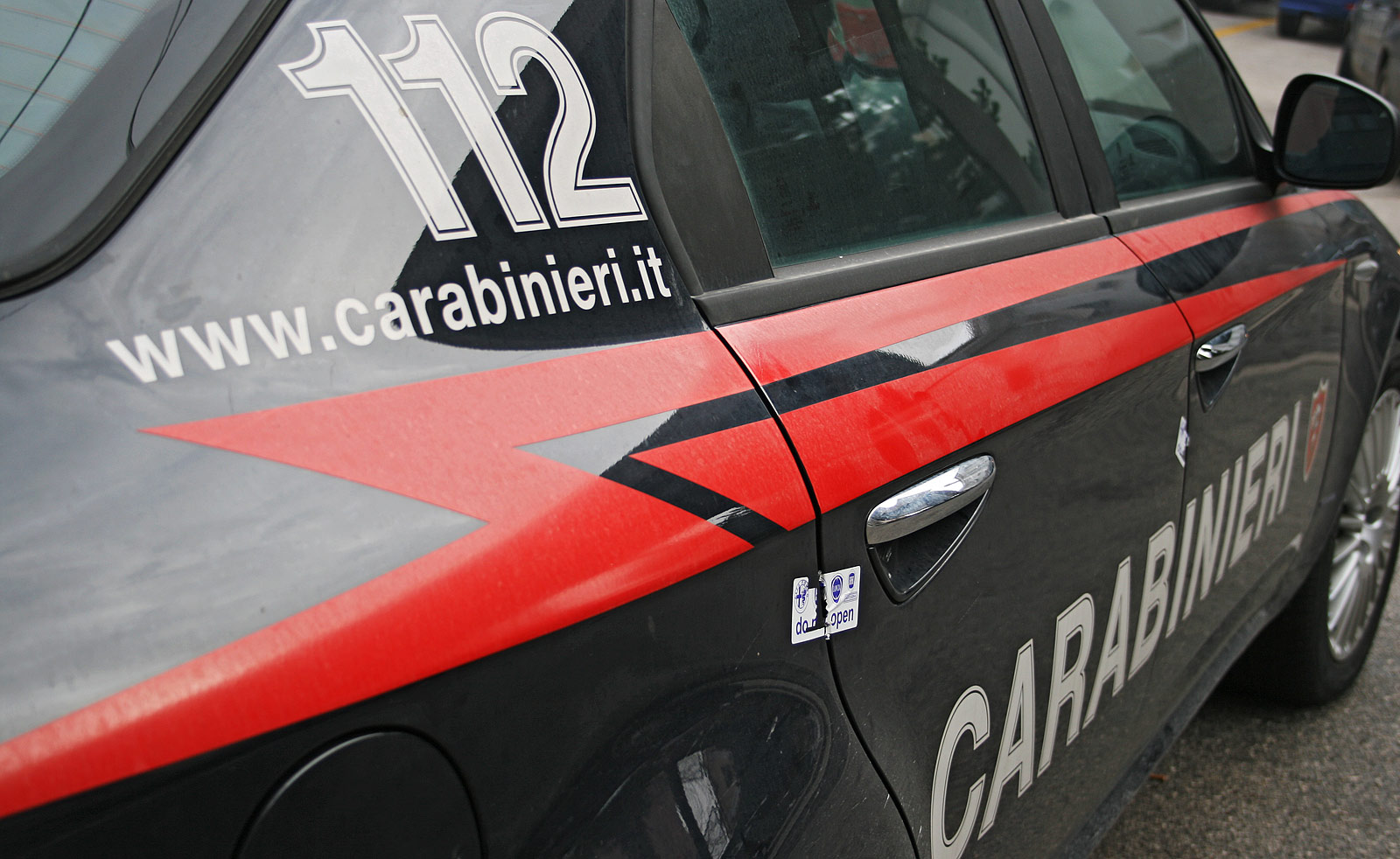 Pomezia, minacce e maltrattamenti alla madre per ottenere denaro. Trentenne arrestato dai Carabinieri