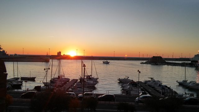 Tramonto sul porto (foto Luciano Venturini)