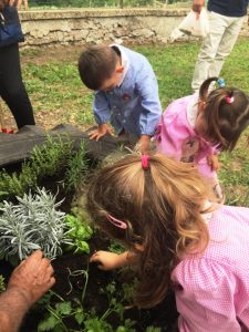 Nonni e nipoti insieme per curare l&rsquo;orto botanico della scuola di Ceri
