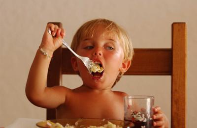 Scarsa igiene e troppi dolci: aumentano le carie tra i bimbi