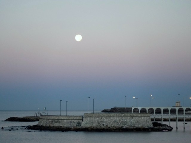 Superluna prima del tramonto (foto Pina Irato)