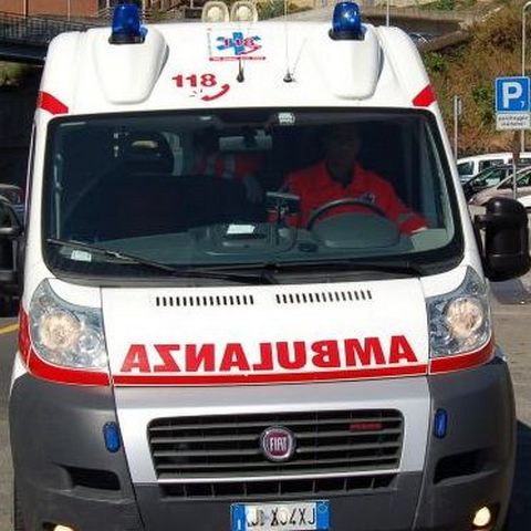 Due operai precipitano al suolo da sei metri