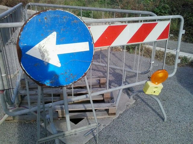 Resta ancora scoperto il tombino davanti al supermercato Emi