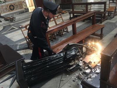 ''Sono Ges&ugrave;'': 49enne rovescia statua in Basilica Santa Maria a Roma