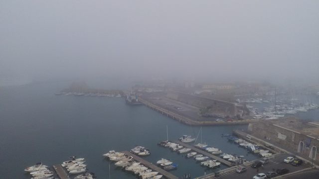 Nebbia sul porto (foto Paolo Gianfrate)