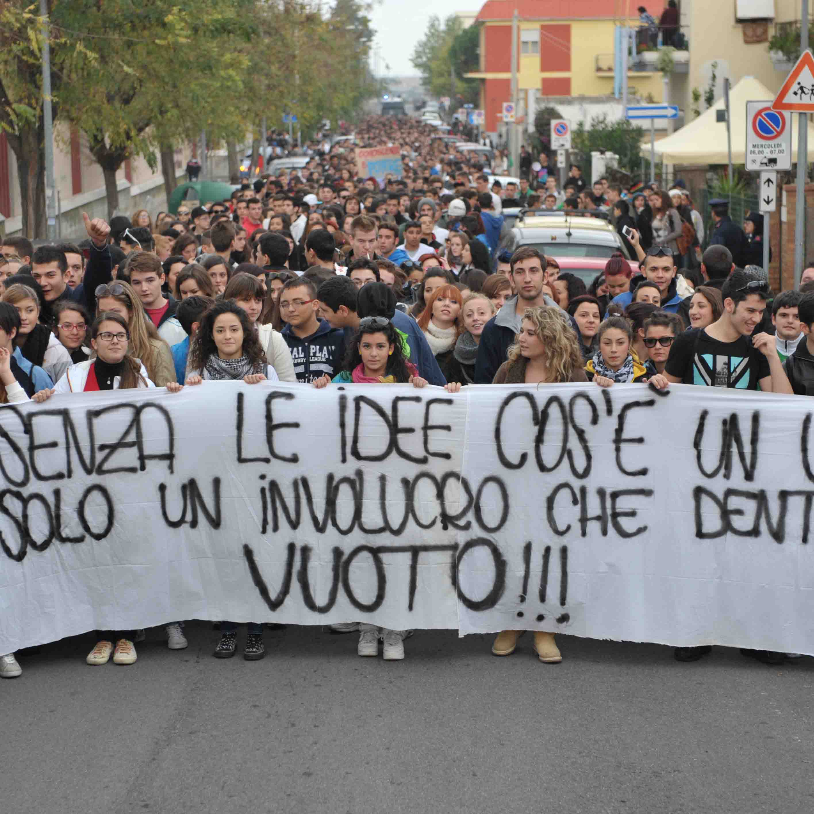 Tutti in corteo per "salvare" la scuola