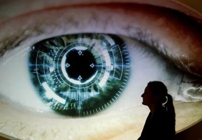 Con l'occhio bionico torna a vedere dopo 15 anni