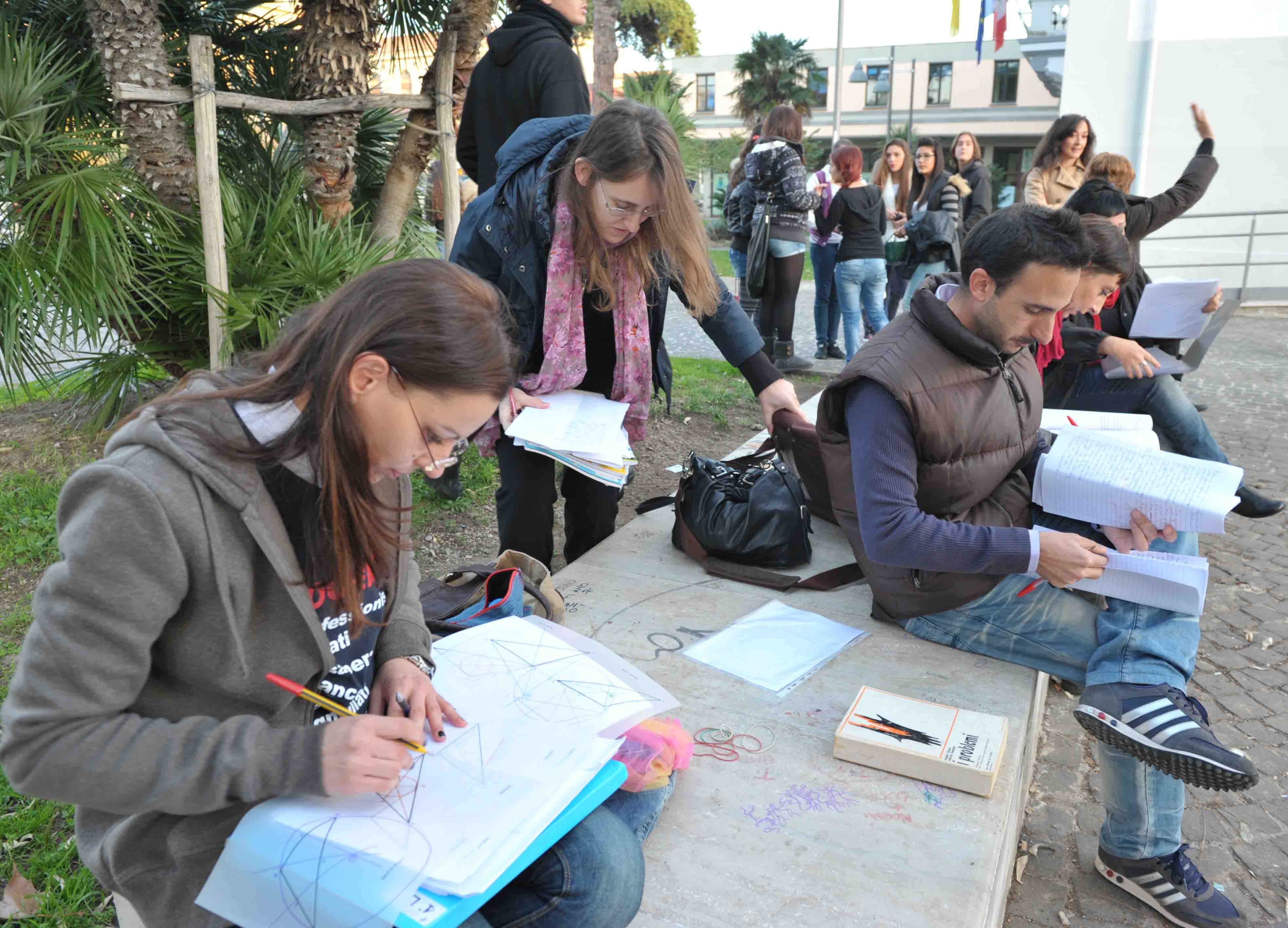 Docenti in protesta: compiti corretti a piazzale del Pincio
