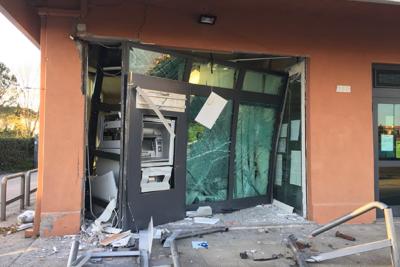 Assalto al bancomat con la gru