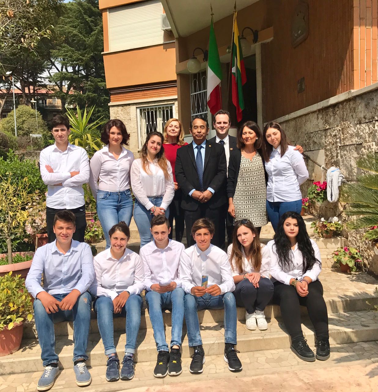 Gli studenti del Nautico a lezione dal l'Ambasciatore del Myanmar