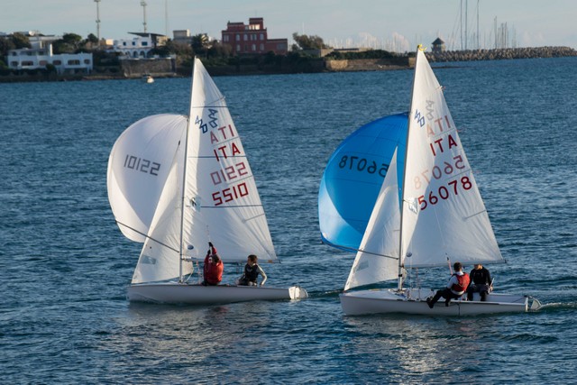 Piccole vele al vento (foto Massimo La Rosa)