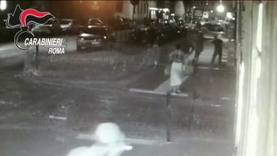 Rapinano turista con spray urticante