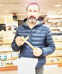 "Ho comprato i crocifissi da regalare alla scuola"