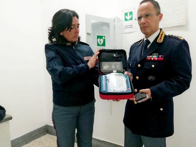Un defibrillatore per il commissariato
